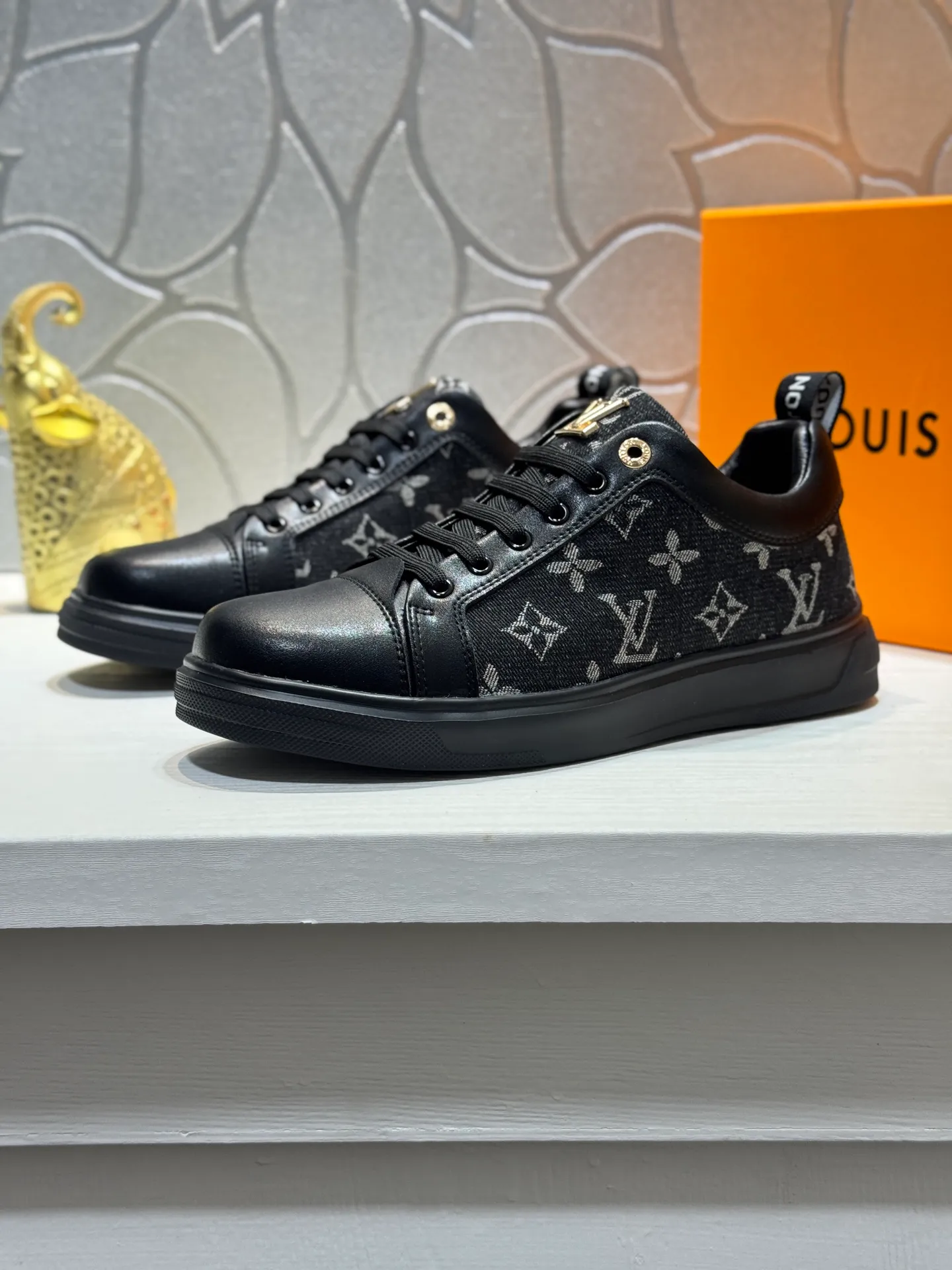 Men's shoes 💰400 [New model] 🌂🌂 Top quality original Louis Vuitton®️ Trendy and fashionable yet low-key men's casual shoes, LV cowhide embossed upper, comfortable and breathable, mesh lining, original rubber outsole, 2 colors available ~ a must-have for stylish men. Size: 38-44 (45 customized